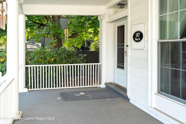 entrance to property featuring a porch