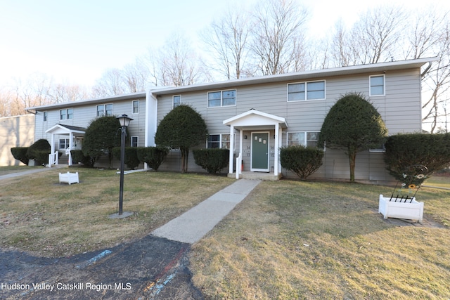 view of front of property with a front yard