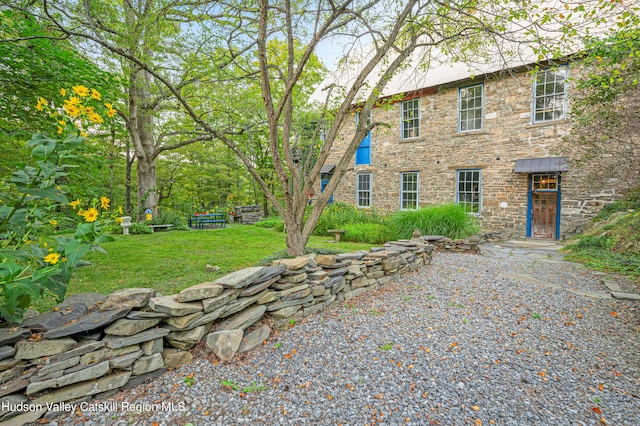 view of front facade with a front lawn