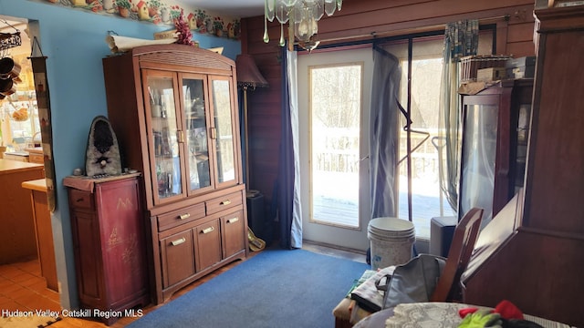 sitting room with an inviting chandelier