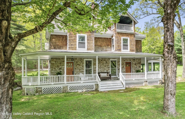 country-style home with a porch and a front lawn