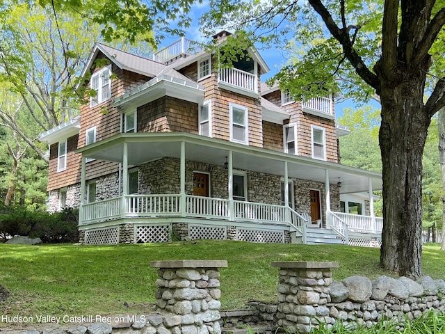 view of front of property with a front lawn and covered porch