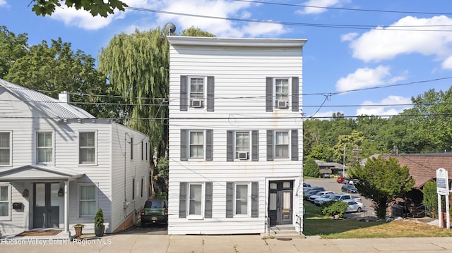 823 Warren St, Hudson, NY 12534 - photo 1