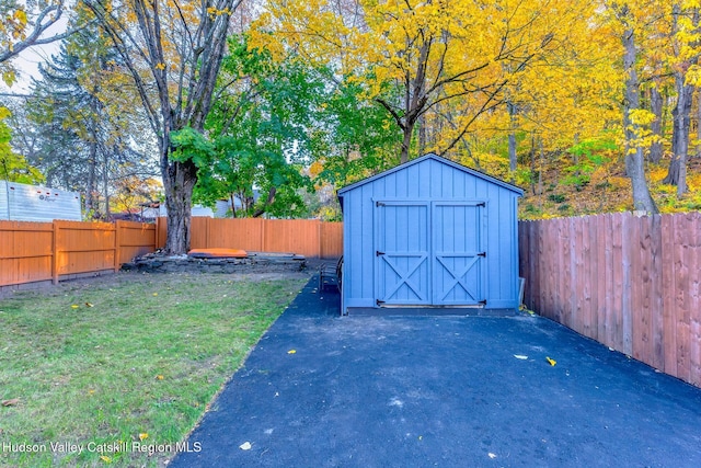 view of outdoor structure with a yard