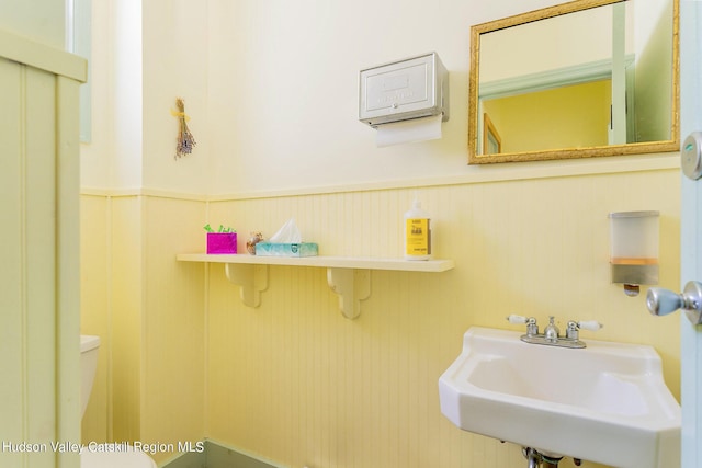 bathroom featuring sink and toilet