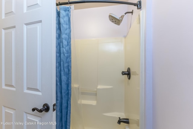 full bath with shower / bath combo with shower curtain