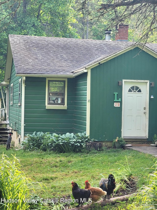 view of front of home with a front lawn