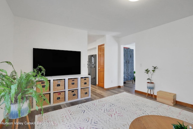 living area with baseboards and light wood-style floors