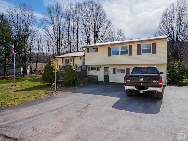 tri-level home featuring a front lawn
