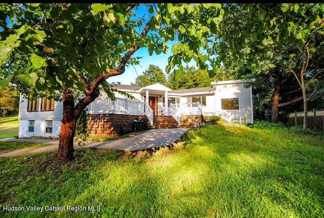 view of front of property featuring a front lawn