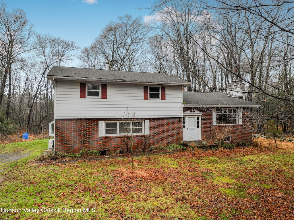 tri-level home with a front lawn