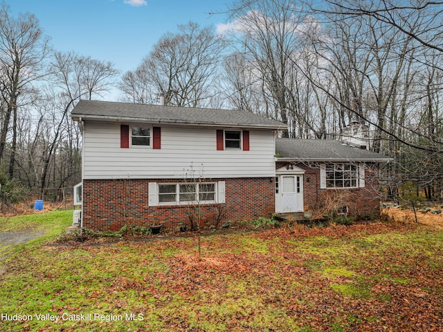 tri-level home with a front lawn