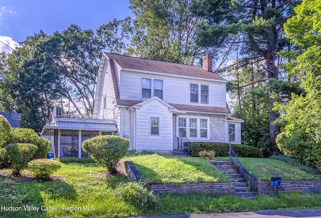 view of front of house with a front lawn