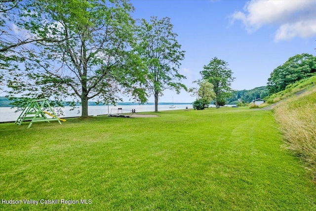 view of yard featuring a water view