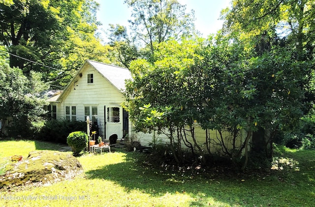 exterior space featuring a front yard