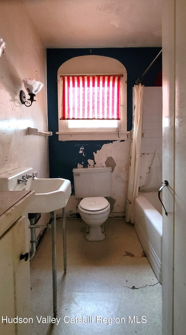 bathroom with shower / bath combo with shower curtain and toilet