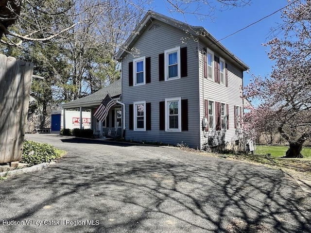 view of front of house with aphalt driveway