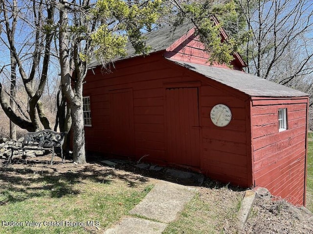 view of outdoor structure with an outbuilding