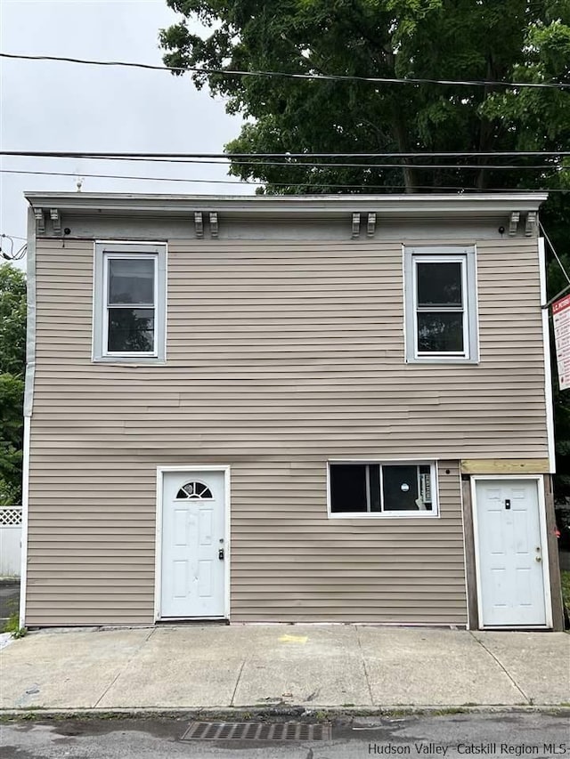 view of front of home featuring a patio