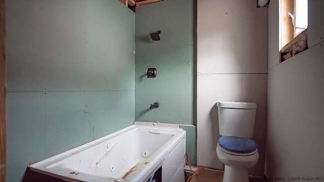 full bathroom featuring a tub with jets, walk in shower, and toilet