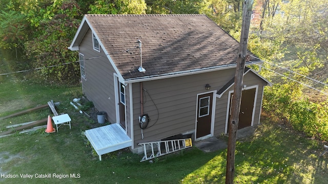 back of house featuring a yard