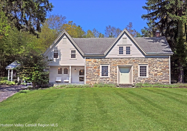 view of front facade with a front lawn