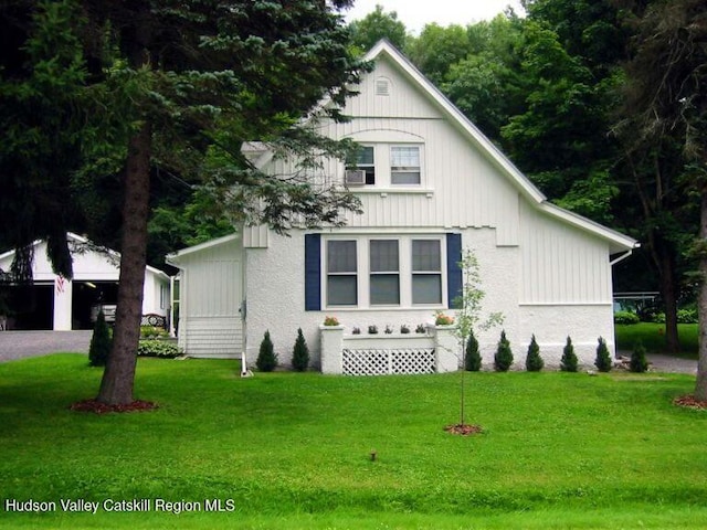 view of front facade featuring a front lawn and a garage