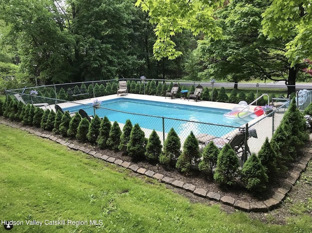 view of swimming pool