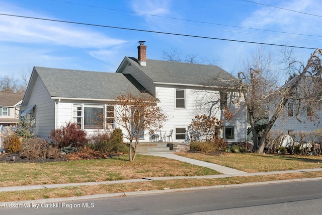 view of front of home featuring a front lawn