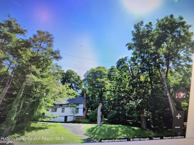 view of front of house with a front yard