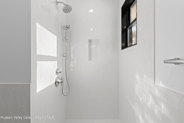 bathroom featuring tiled shower