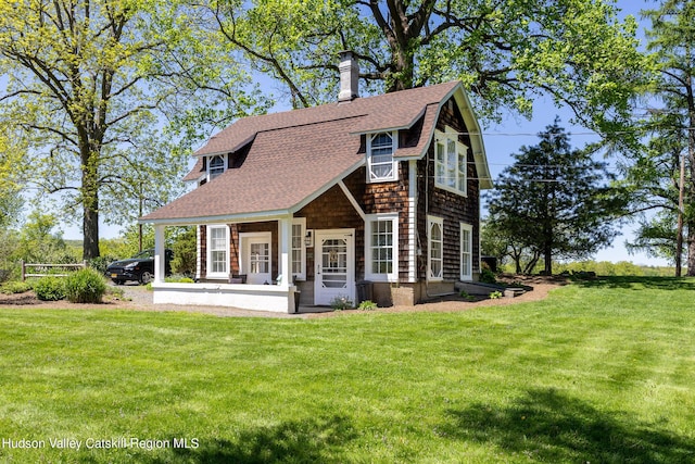 view of front of home featuring a front lawn