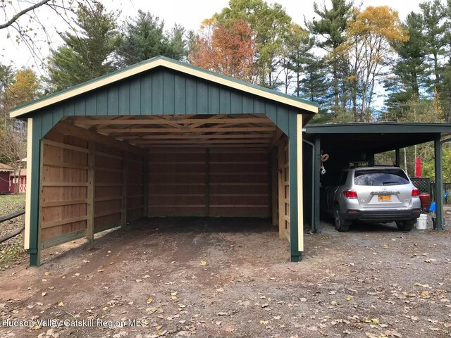 33 Cottonwood Ln, Woodstock, NY 12498 - garage with dirt driveway