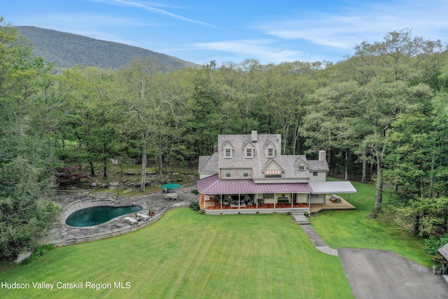 drone / aerial view featuring a mountain view