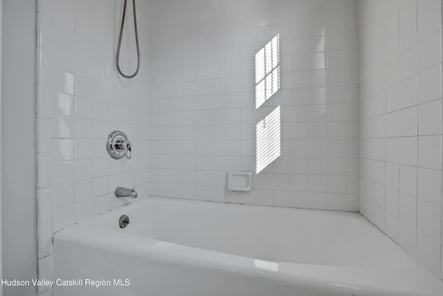 bathroom featuring tiled shower / bath combo