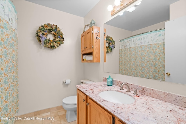 bathroom with vanity, curtained shower, and toilet