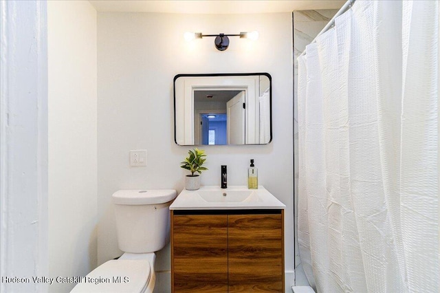 full bathroom with toilet, curtained shower, and vanity