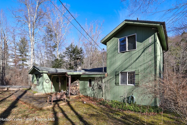 back of house featuring a lawn