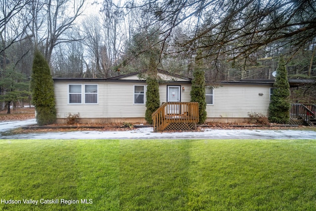 view of front of house featuring a front yard