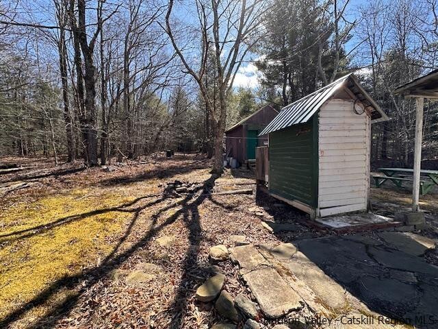 view of yard featuring a shed