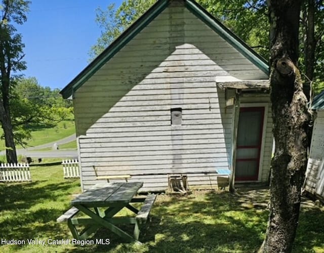 view of side of property featuring a yard