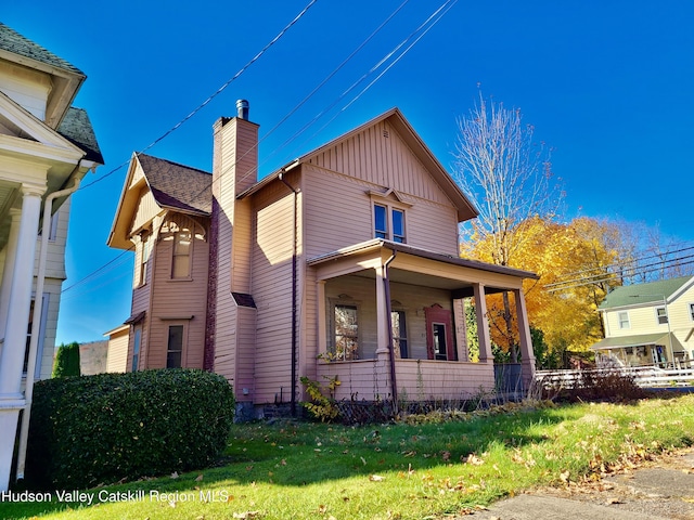 view of front of property with a front yard and covered porch