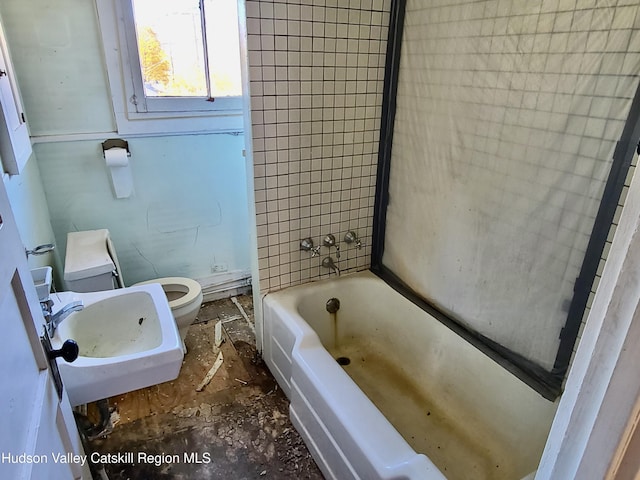 bathroom featuring toilet, a tub, and sink