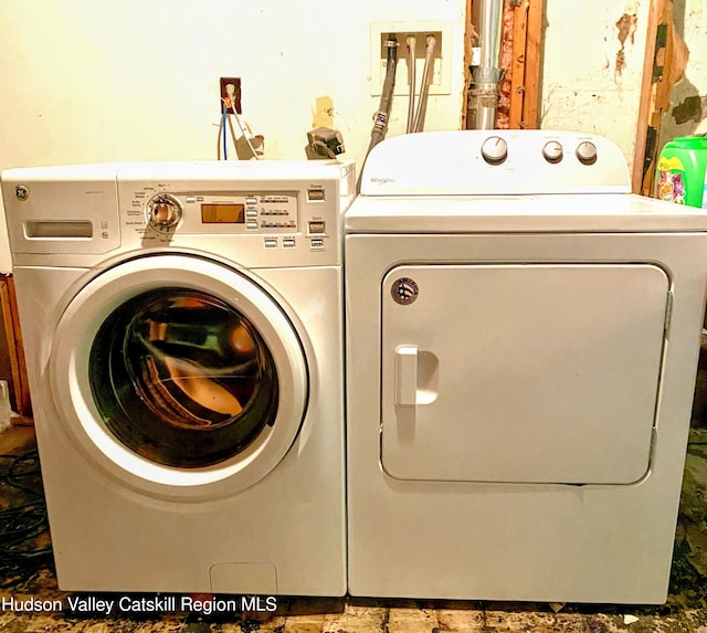 laundry room with laundry area and washer and clothes dryer