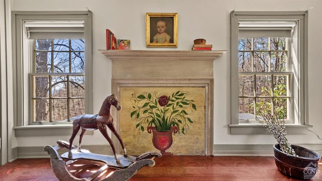 sitting room featuring baseboards
