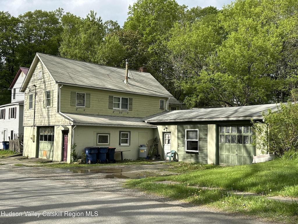 view of front of property featuring a shingled roof