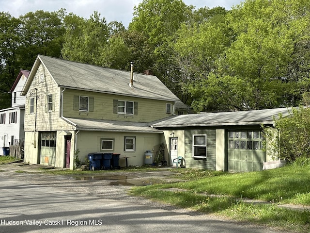 view of front of property featuring a shingled roof