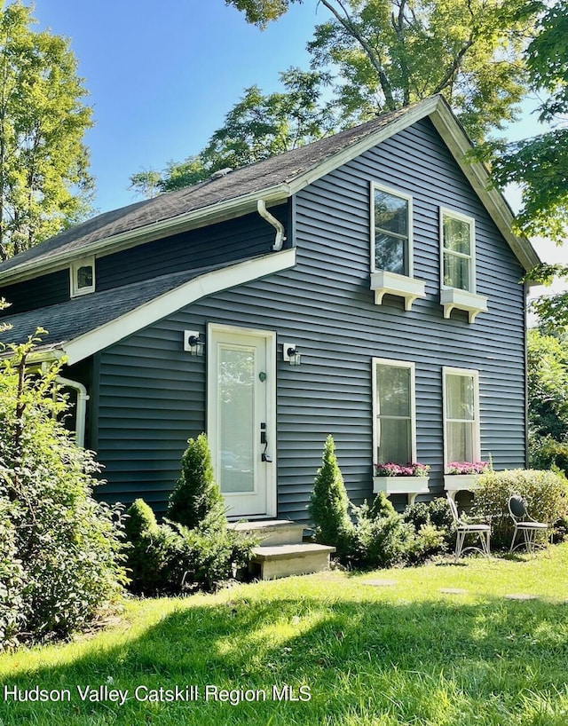 view of front facade featuring a front yard