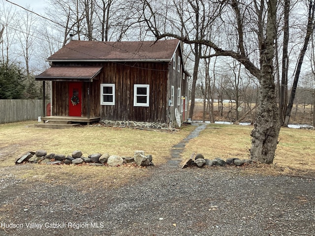 view of front of property with a front lawn