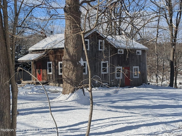 view of front facade with an outdoor structure